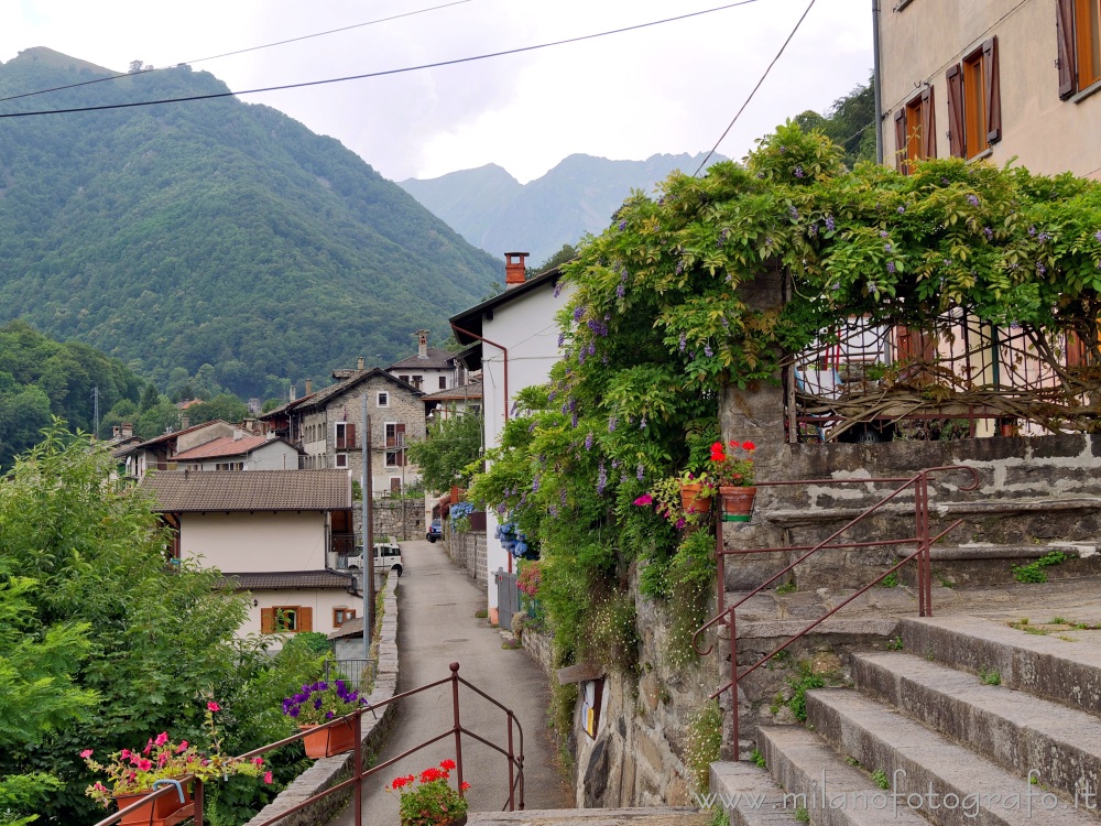 Valmosca frazione di Campiglia Cervo (Biella) - Il borgo visto dalla scalinata della chiesa